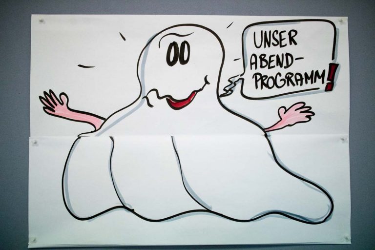 Plakat mit gezeichnetem Gespenst und Sprechblase Unser Abendprogramm