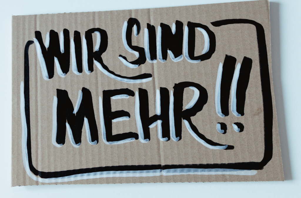 Sandra Dirks - Beispiel für ein Kundgebungsschild mit der Aufschrift "Wir sind mehr!"