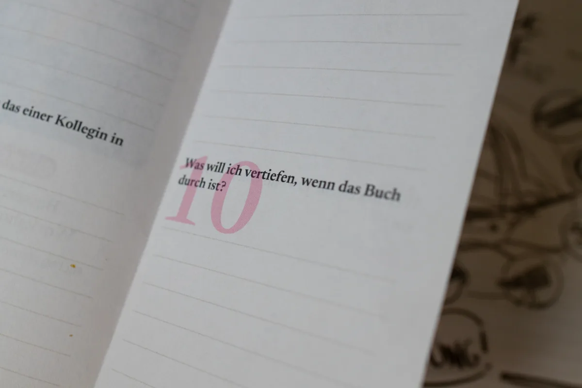 Nahaufnahme der Frage zehn auf dem Lesezeichen: Was will ich vertiefen, wenn das Buch durch ist?