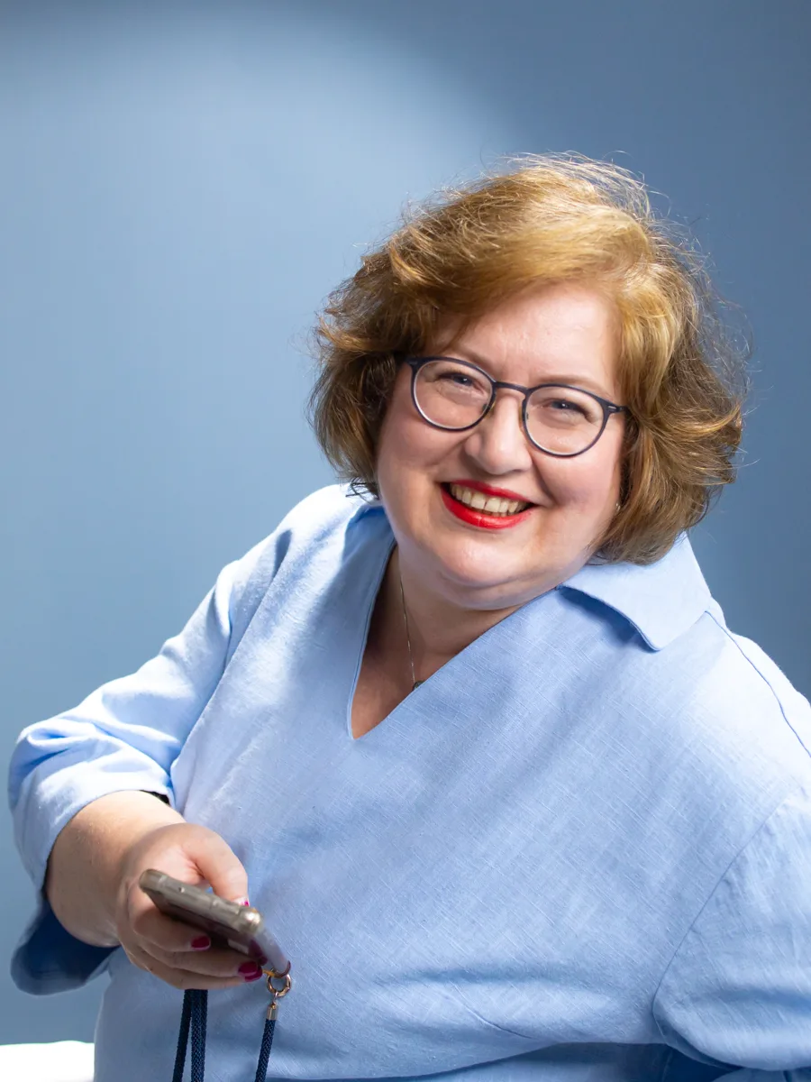 Sandra Dirks streckt lachend ihr Smartphone Richtung Kamera